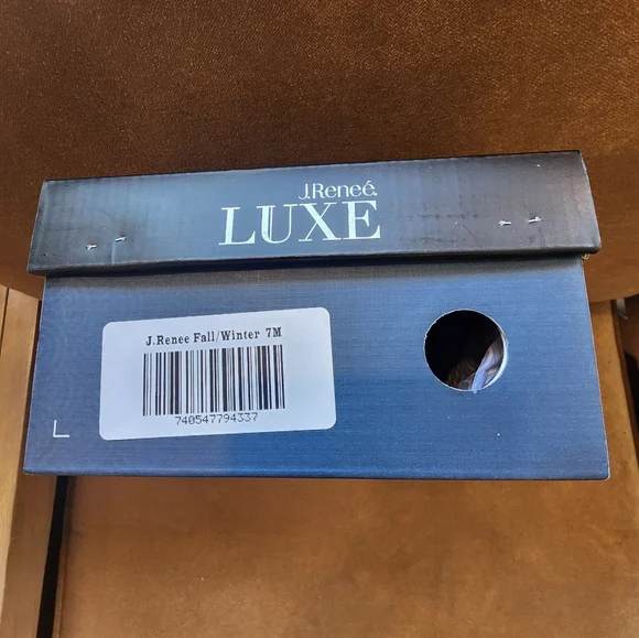 EUC- Stylish Dark Navy Criss-Cross Shoes!! 👠🥿👠 - Picture 7 of 8